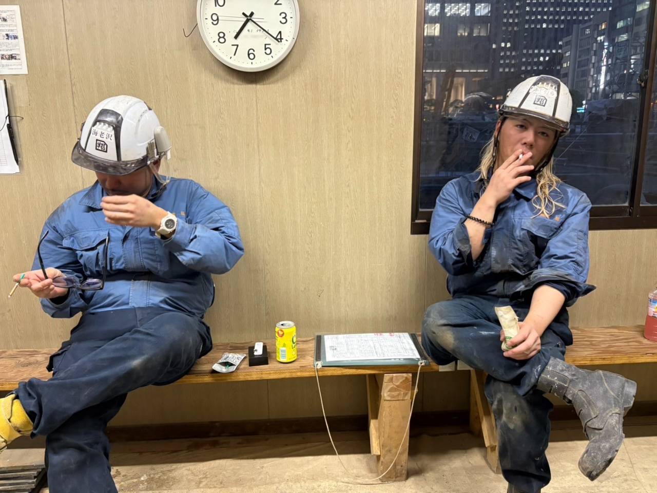 【残業組、ひと休みのひとコマ】